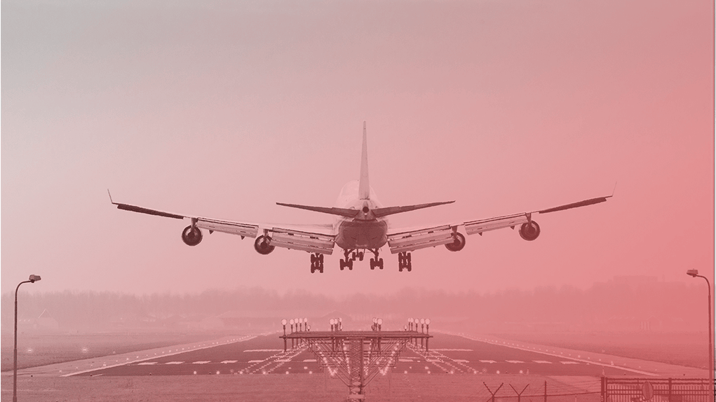 avión aterrizando en una pista de aterrizaje